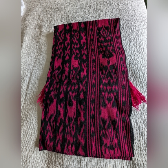 Vintage Authentic Ecuadorian Shawl - Picture 2 of 4